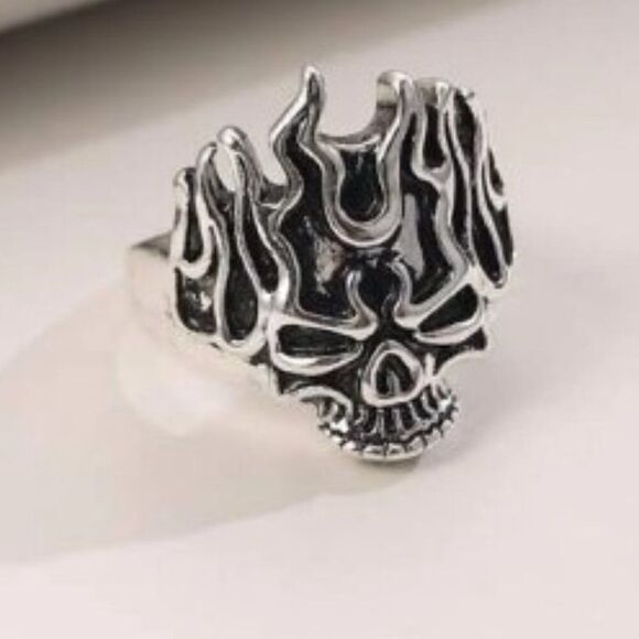 STERLING SILVER SKULL FLAMING RING - Picture 2 of 4
